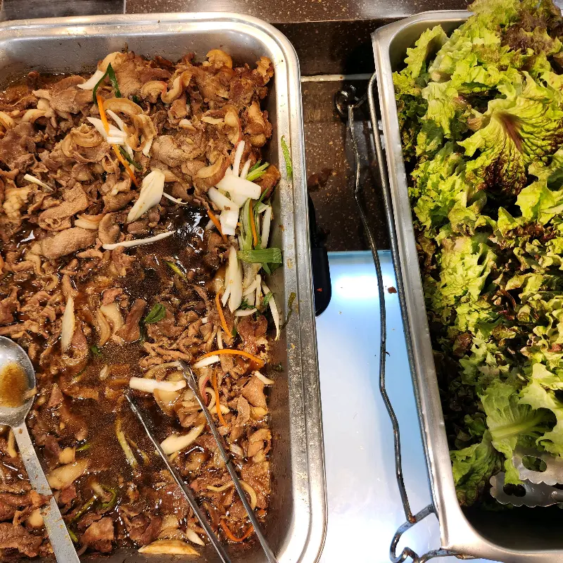 윤기가 흐르는 불고기와 싱싱한 쌈 채소