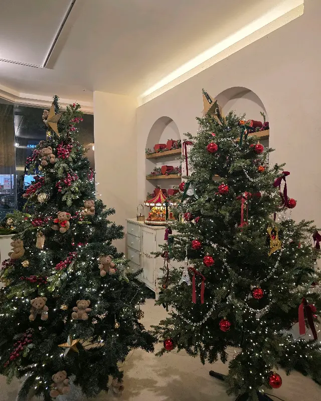 카페 내부의 크리스마스 트리 장식