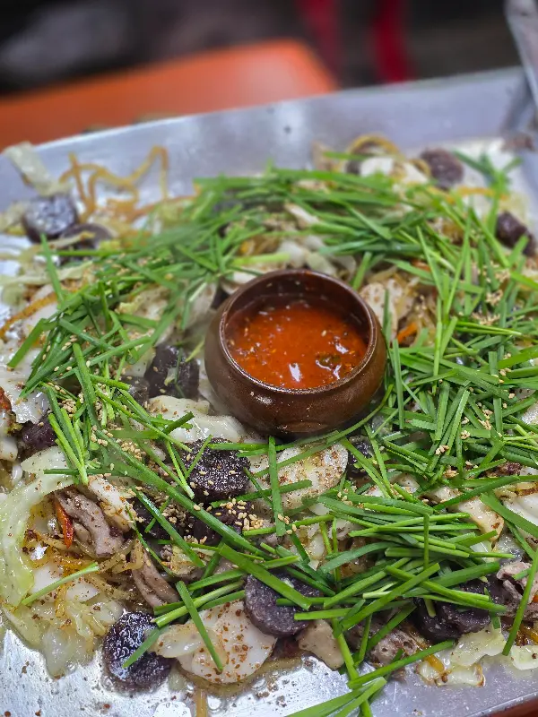 전용 양념장에 찍어 깻잎에 싸 먹는 백순대