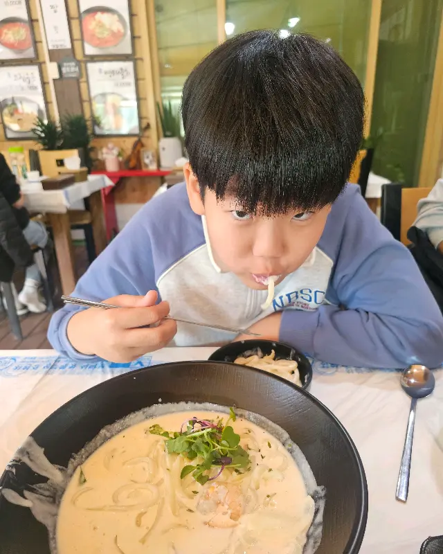 크림우동을 먹는 아이