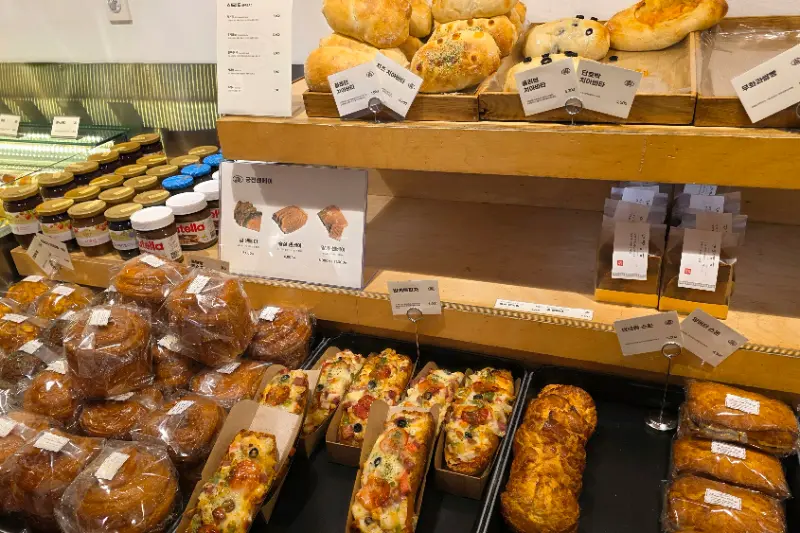 다양한 종류의 빵이 진열된 모습