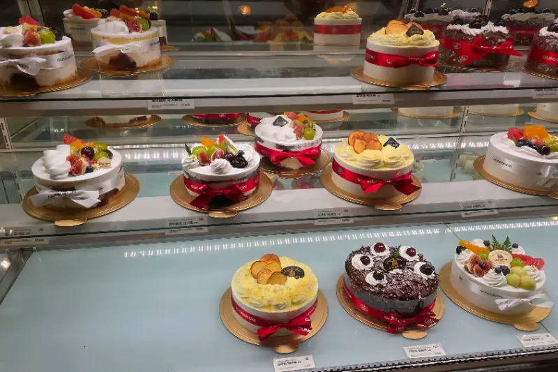 쇼케이스 안에 진열된 다양한 케이크들