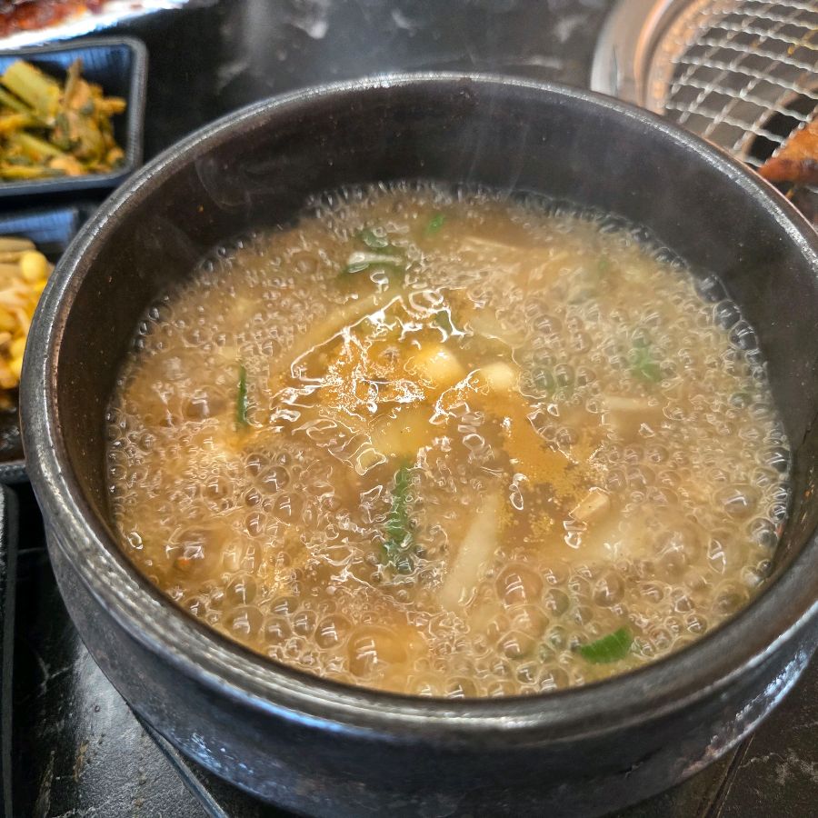 뚝배기에 담겨 보글보글 끓고 있는 된장찌개의 모습