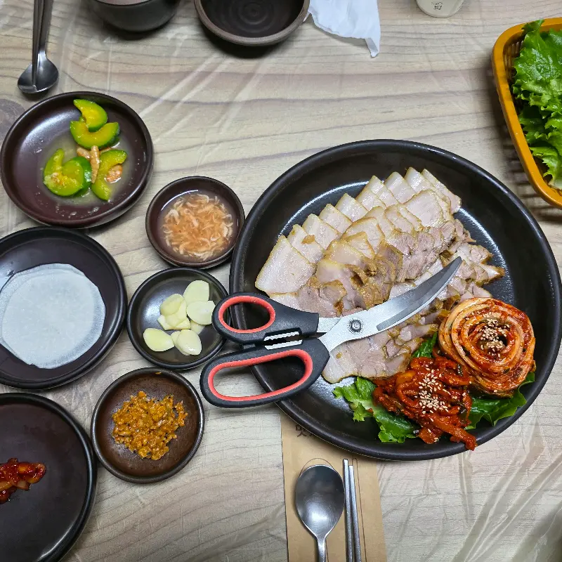 다양한 곁들임 메뉴와 함께 즐기는 보쌈