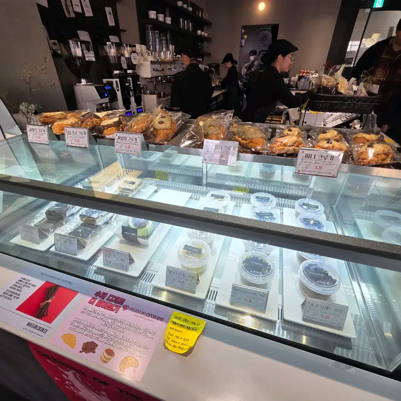 다양한 디저트가 진열된 쇼케이스