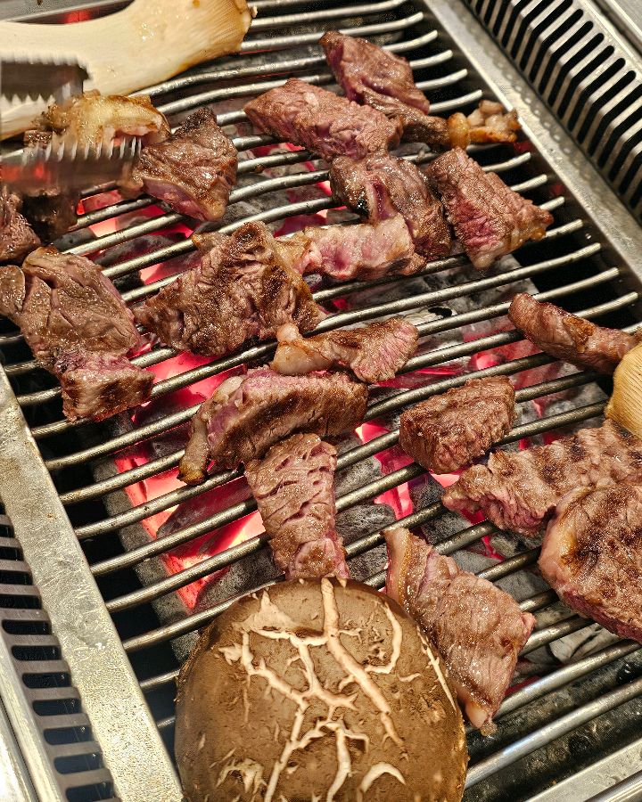 숯불 위에서 구워지는 한우