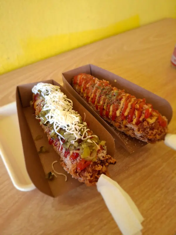 모짜렐라 핫도그와 칠리 핫도그