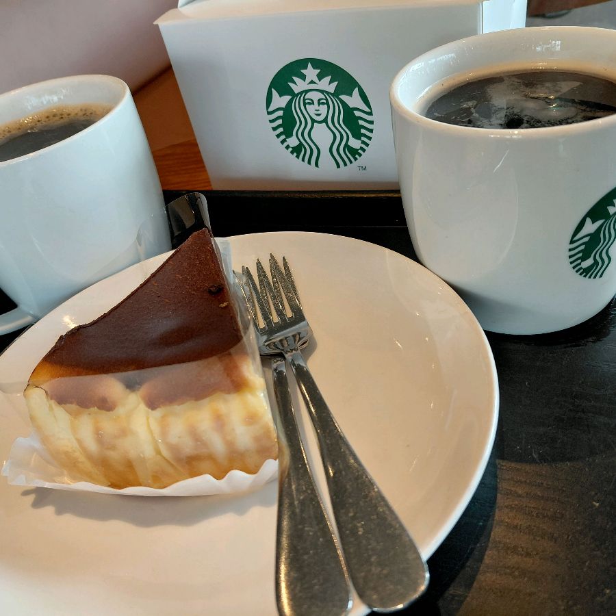 테이블 위에 놓인 커피 두 잔과 조각 케이크