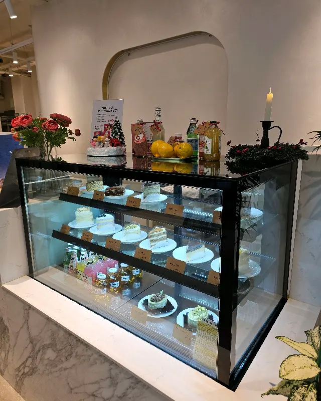 쇼케이스 안의 케이크