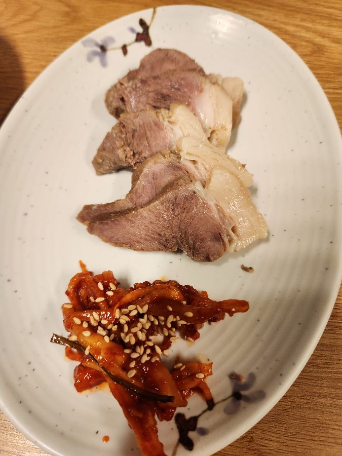 윤기가 흐르는 수육