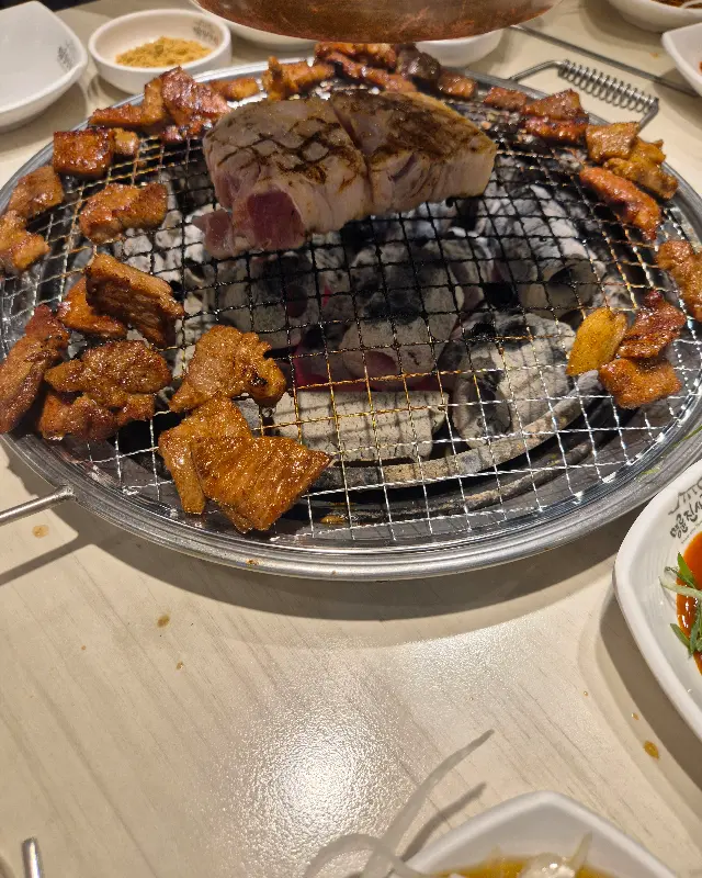 숯불 위에 가득 올려진 갈비