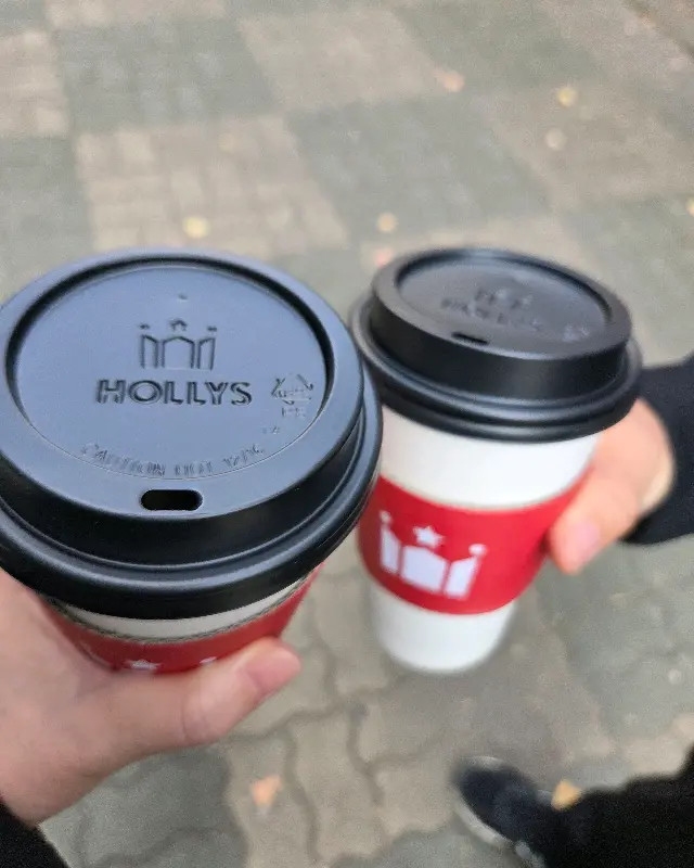 테이크 아웃 컵에 담긴 할리스커피