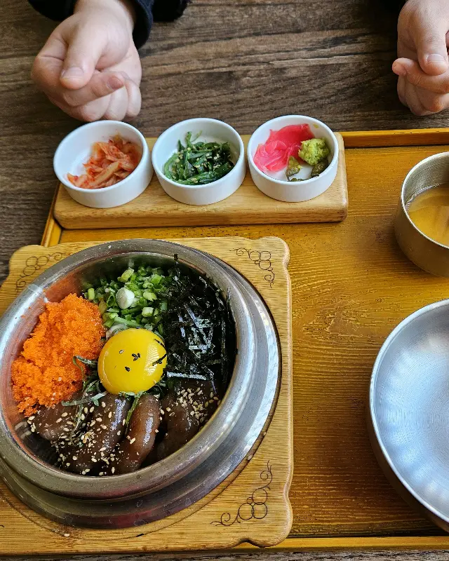 스테이크 솥밥과 정갈한 반찬들