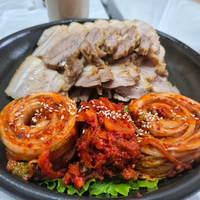 윤기가 흐르는 보쌈과 김치