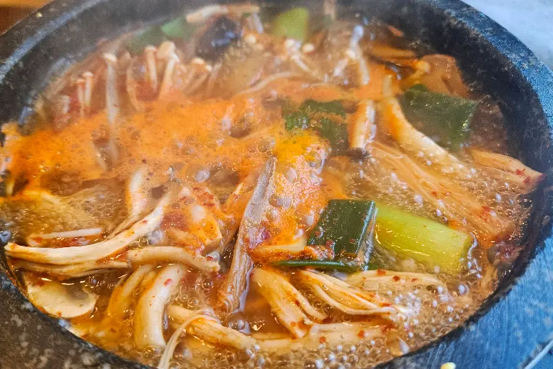 얼큰한 국물이 인상적인 버섯전골