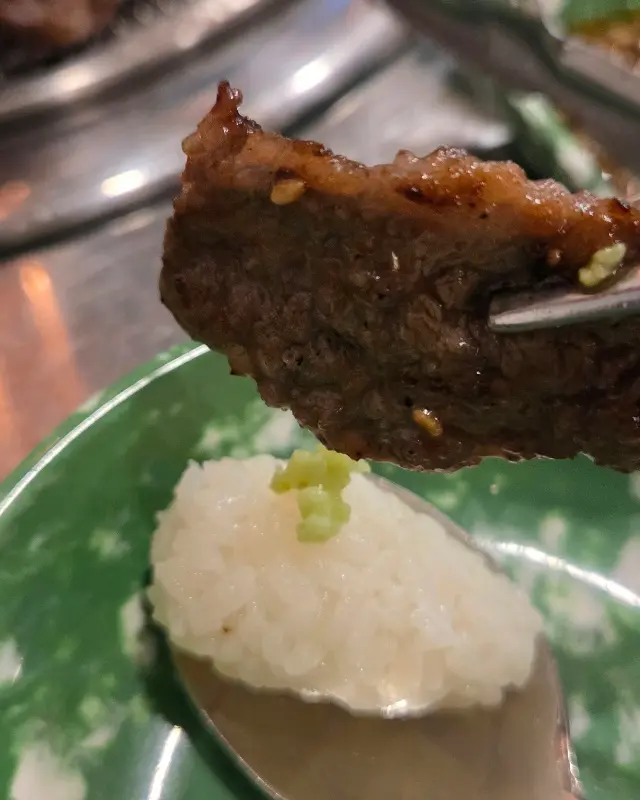 초밥 위에 올려진 갈비살