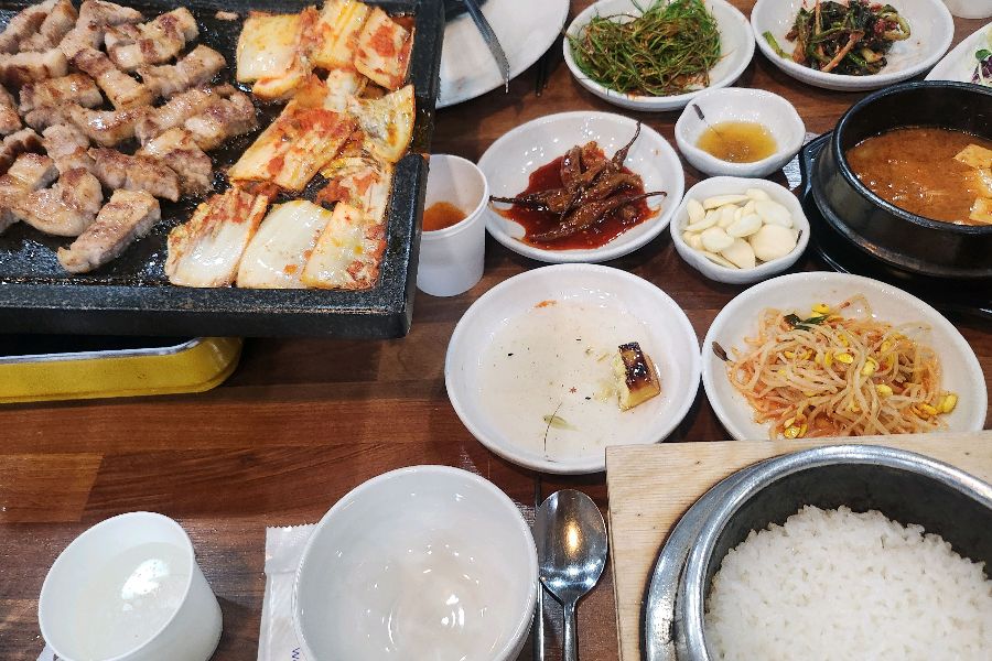 푸짐한 밑반찬과 돌솥밥