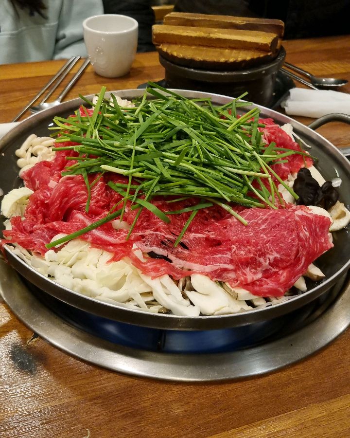 푸짐하게 담긴 불고기 전골
