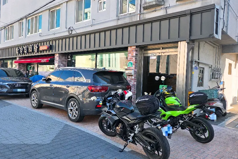 식당 외부 전경. 깔끔한 외관이 눈에 띈다.