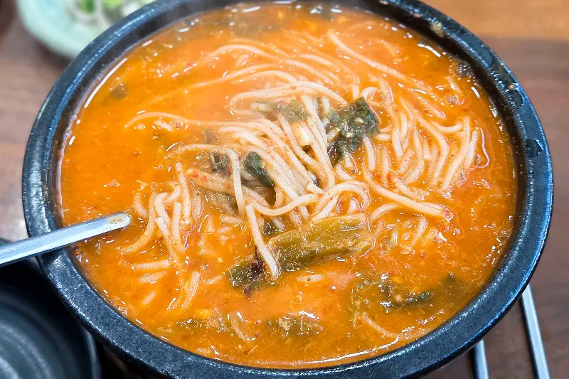 뚝배기에 담겨 보글보글 끓는 어탕국수의 모습