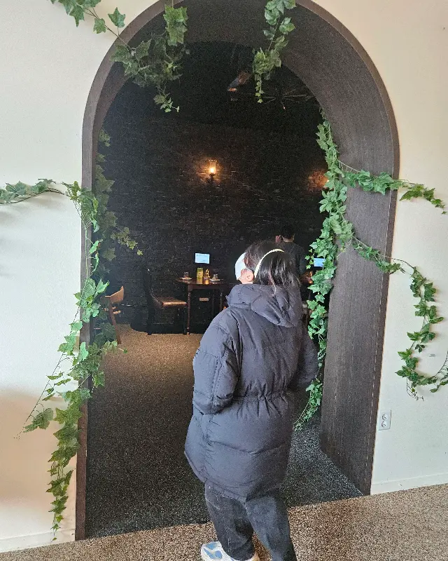 덩굴 식물로 장식된 비밀스러운 공간