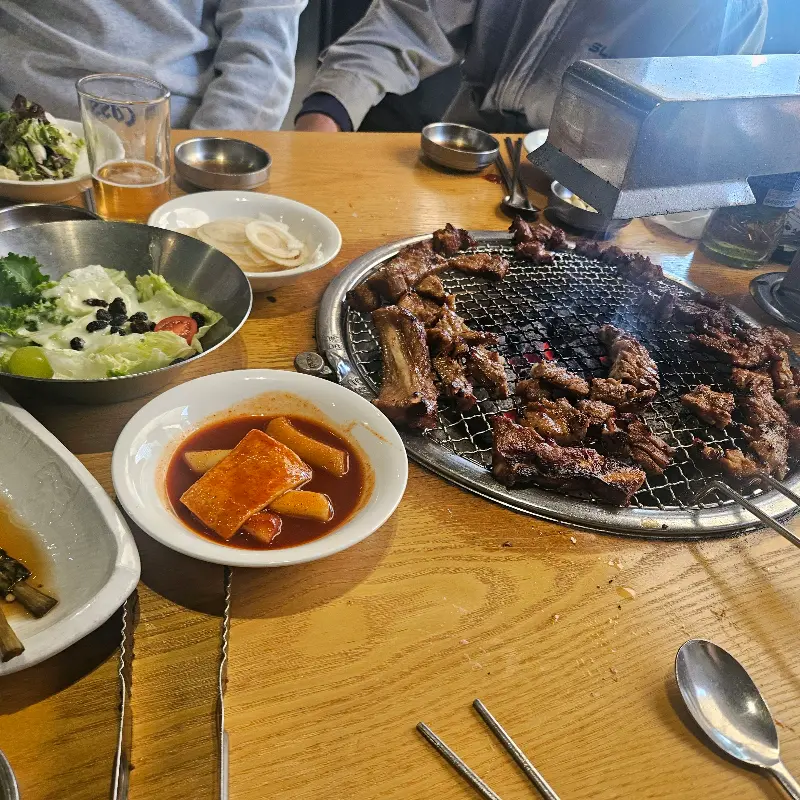 숯불 위에서 맛있게 익어가는 갈비