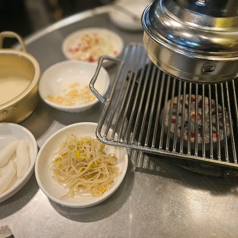 연탄불과 함께 세팅된 밑반찬