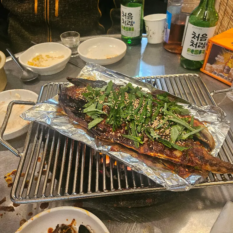 연탄불 위에 구워진 고갈비