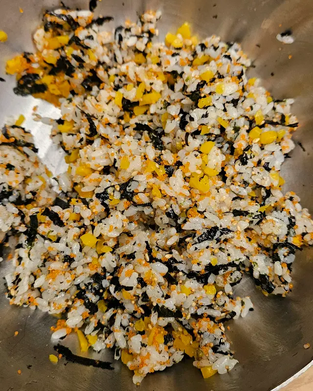 톡톡 터지는 식감이 일품인 날치알 주먹밥