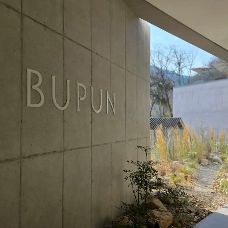 카페 내부 인테리어