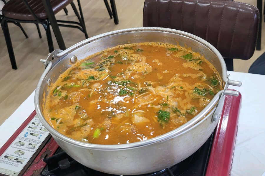 보글보글 끓고 있는 어탕수제비