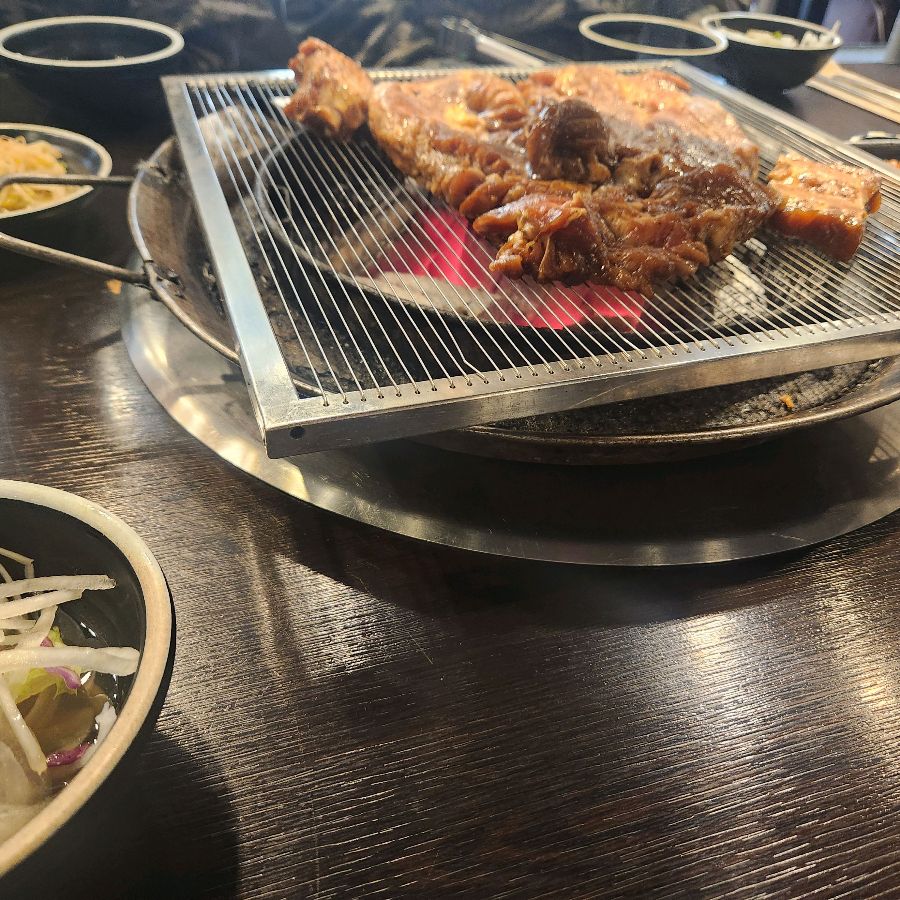 숯불 위에 구워지는 돼지갈비