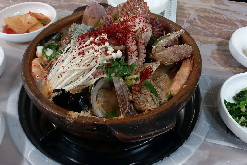 해산물이 가득한 해물탕