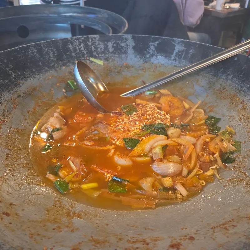 닭볶음탕에 라면사리 추가