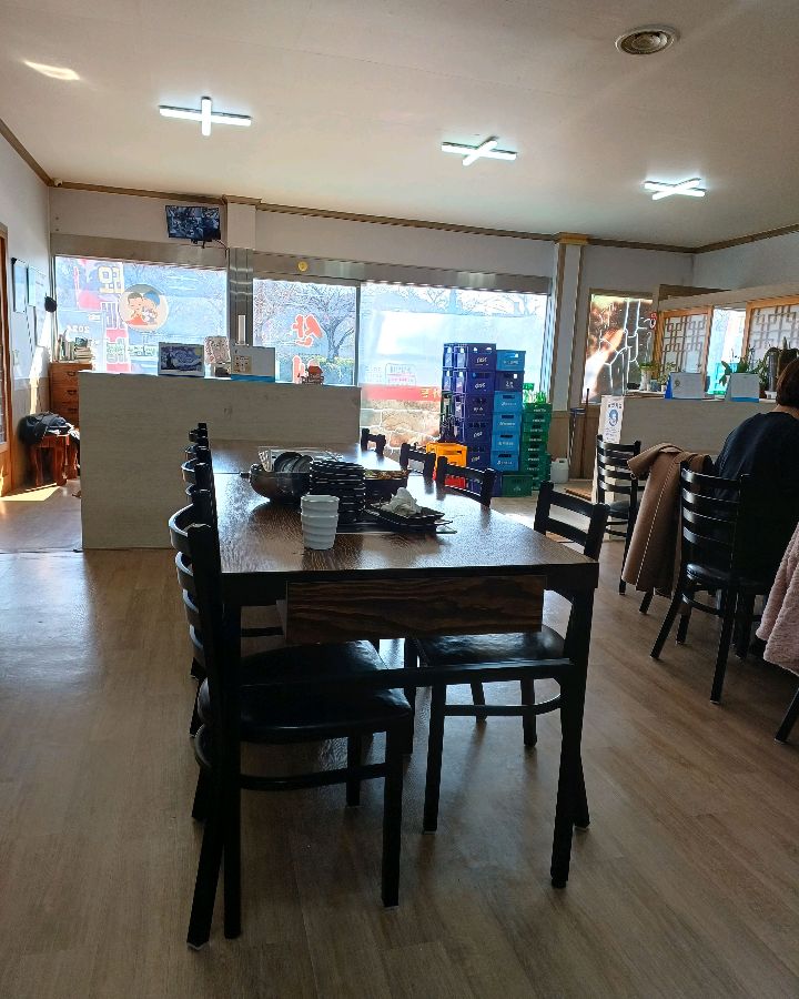 산내음가든의 넓고 쾌적한 내부 모습