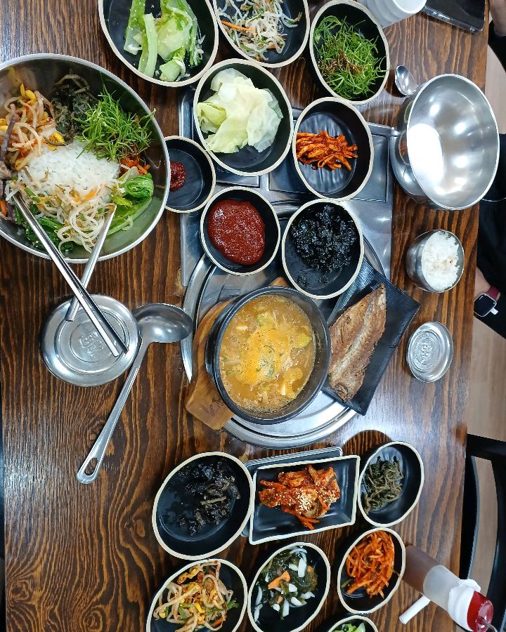 푸짐하게 차려진 산내음가든의 한 상 차림