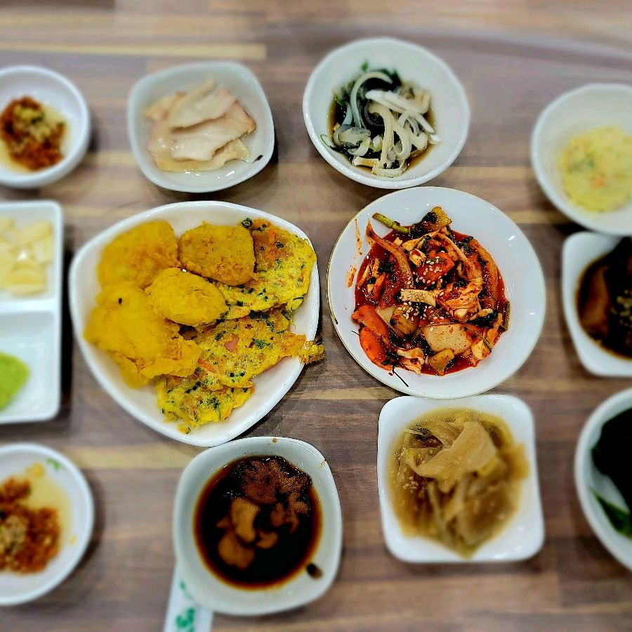 다채로운 밑반찬 한 상 차림