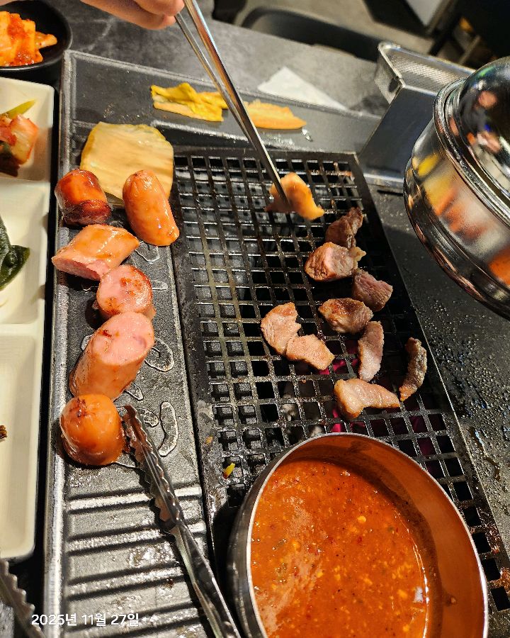 불판 위에서 구워지는 삼겹살과 껍데기