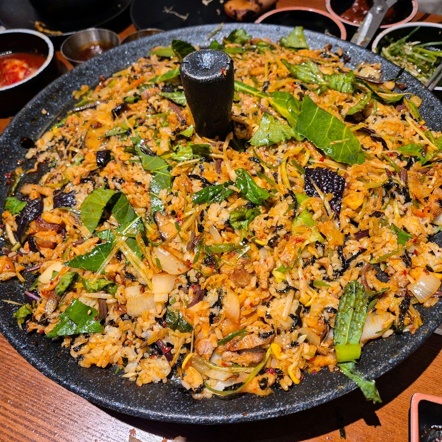 솥뚜껑 위에 푸짐하게 볶아진 볶음밥