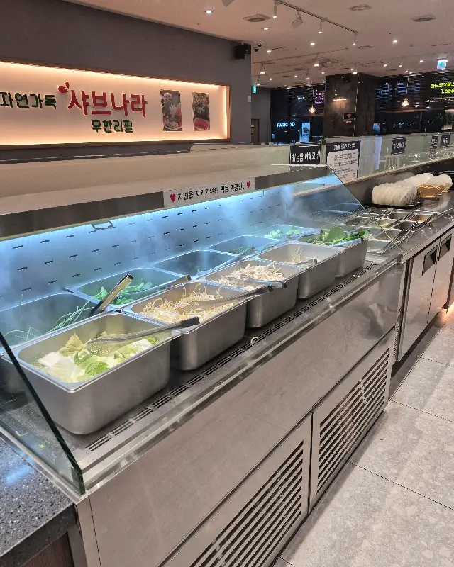 깔끔하고 넓은 매장 내부