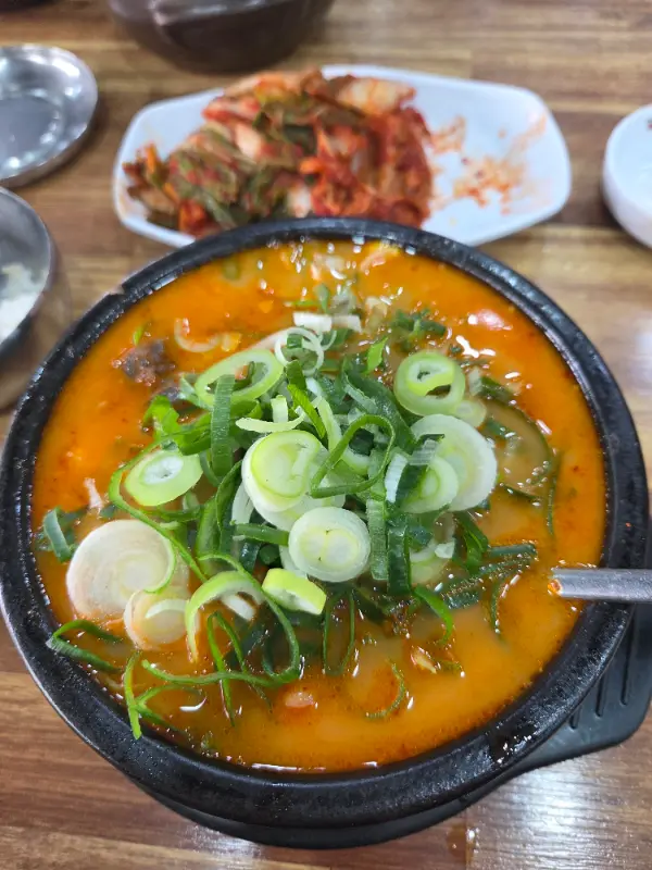 파가 듬뿍 올려진 얼큰한 내장탕