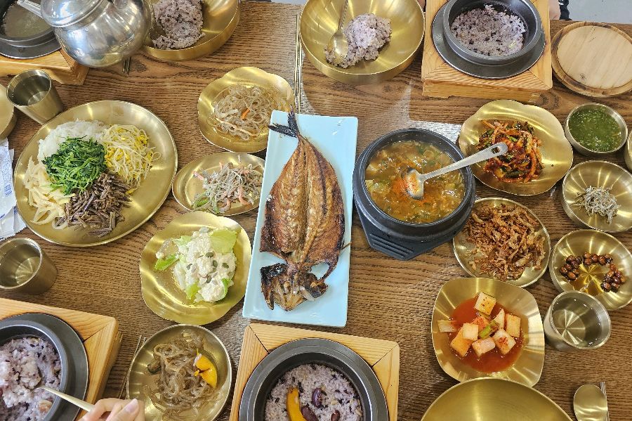 돌솥밥 정식과 고등어구이 한 상 차림