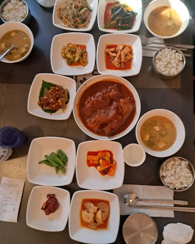 다양한 종류의 반찬들