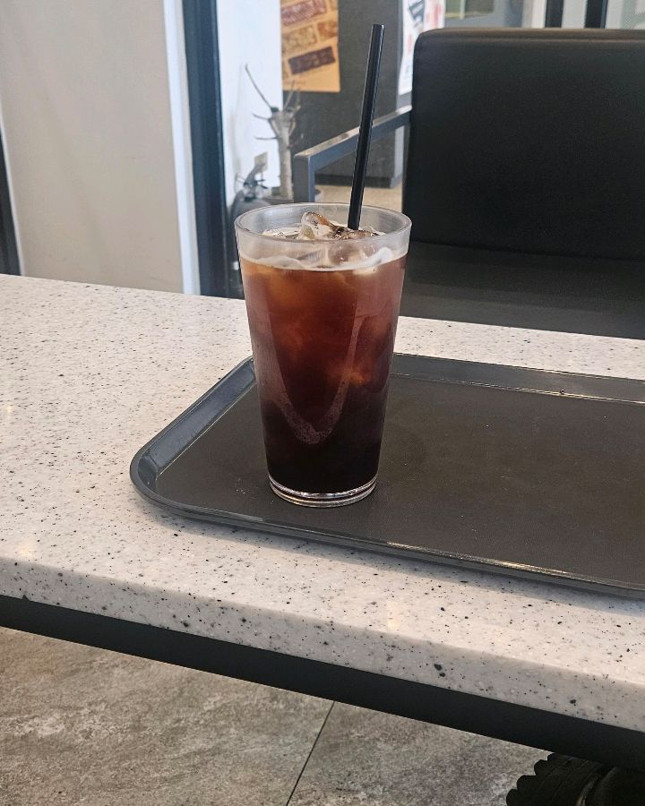 테이블 위에 놓인 아이스 아메리카노