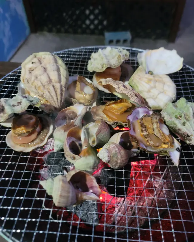 숯불 위에서 익어가는 해산물 구이