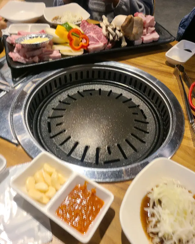 숯불 위에서 노릇노릇 익어가는 삼겹살