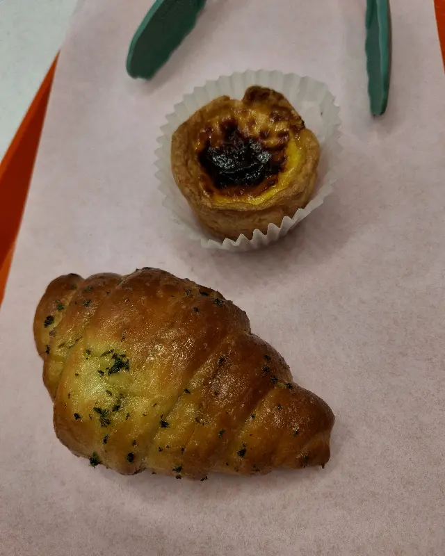 에그타르트와 마늘 크로와상