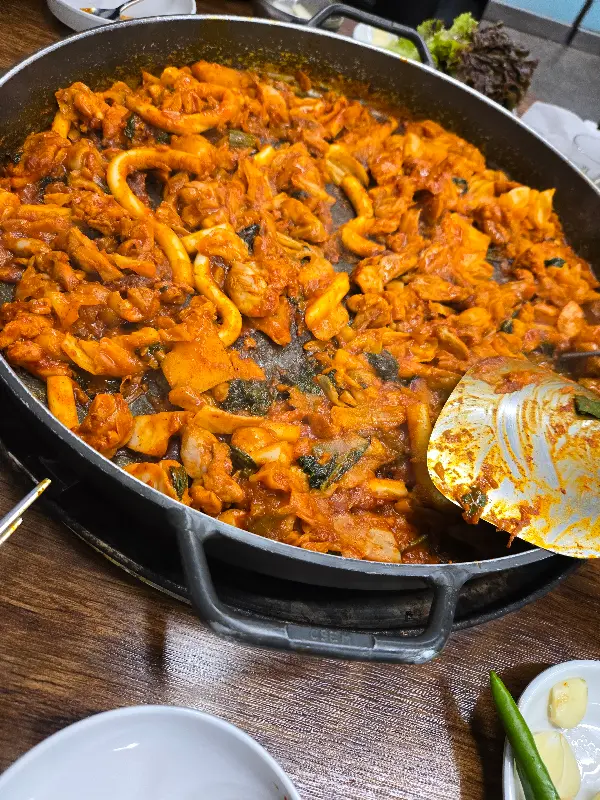 닭갈비와 우동 사리의 환상적인 조합