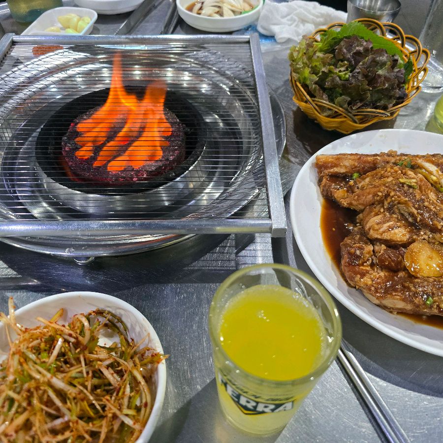 불판 위에 구워지는 돼지갈비