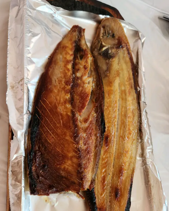 노릇하게 구워진 고등어와 박대